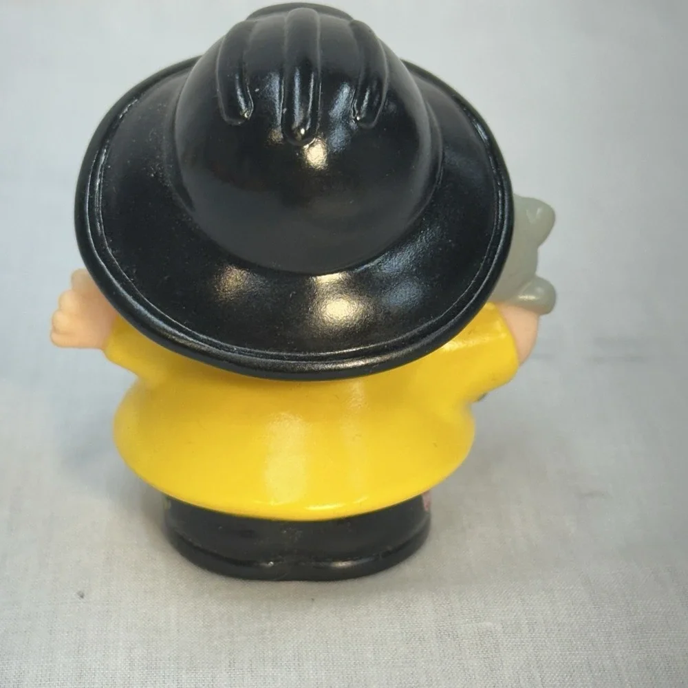 Fisher Price Little People Fireman Firefighter For Fire Truck Fire Man W/‎ Cat